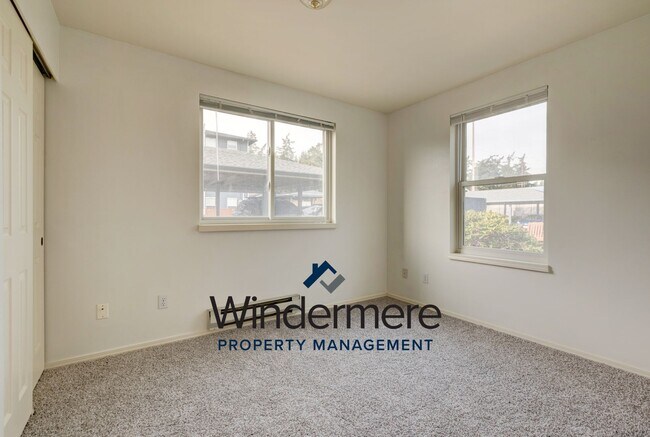 Building Photo - 3 Bed 2 Bath Ground Level Condo