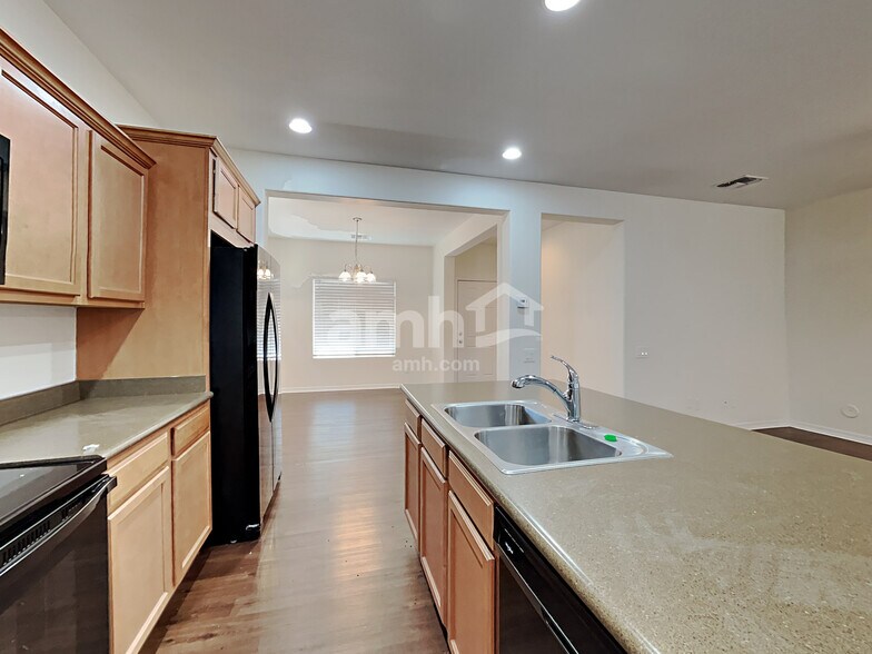 Building Photo - 11016 E Silver Springs Cir