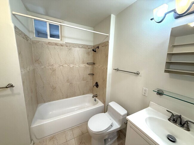 Building Photo - CRAFTSMAN 5BD / 3.5BA HOME ON DESIRABLE CU...