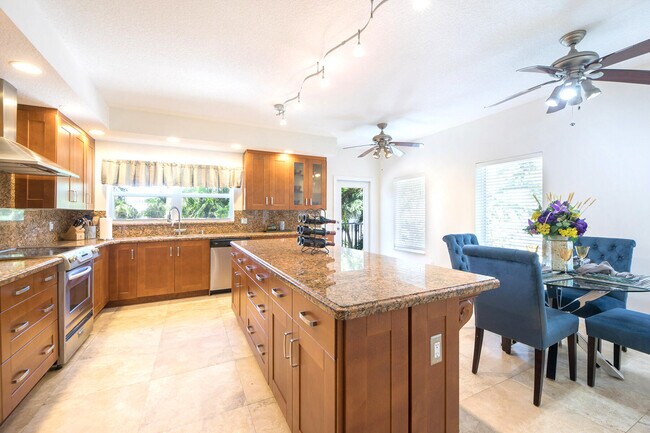 Building Photo - 247 S Ocean Blvd