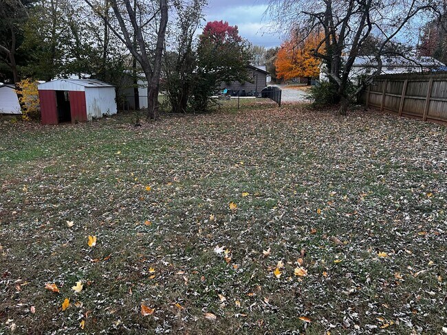 Building Photo - 824 Strawberry Ln