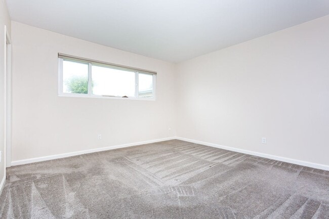 Building Photo - Traditional Single Family with Spacious Yard!