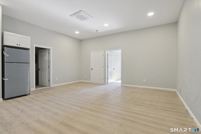 Building Photo - 215-219 Bank St