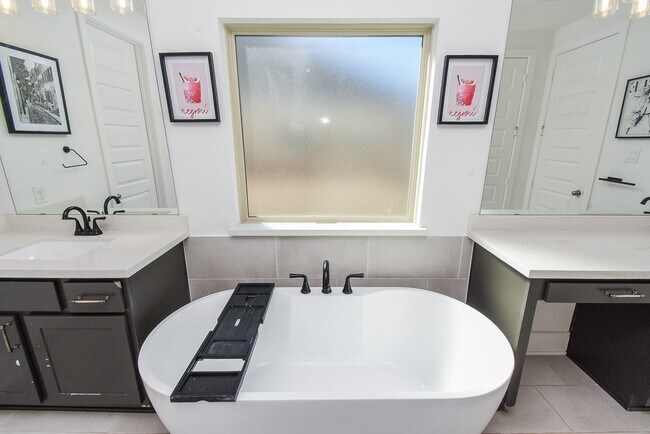 Building Photo - 823 Sarasota Shore Dr