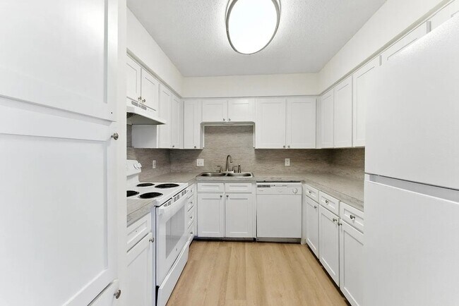 Building Photo - 6907 W Cleburne Rd