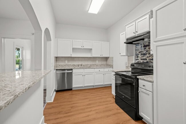 Building Photo - Beautiful 3 Bedroom 2 Bath