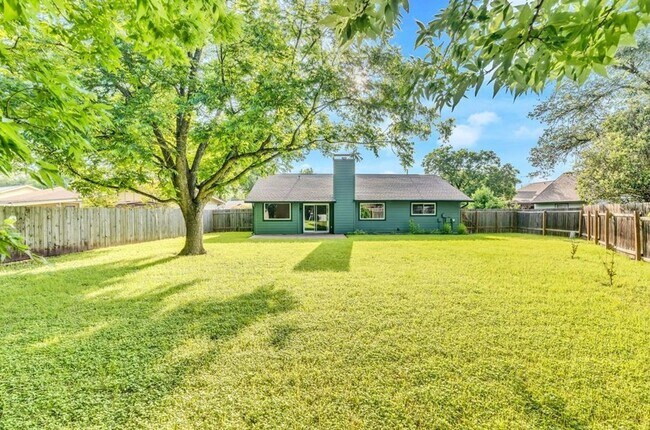 Building Photo - Beautiful 3/2 near Domain