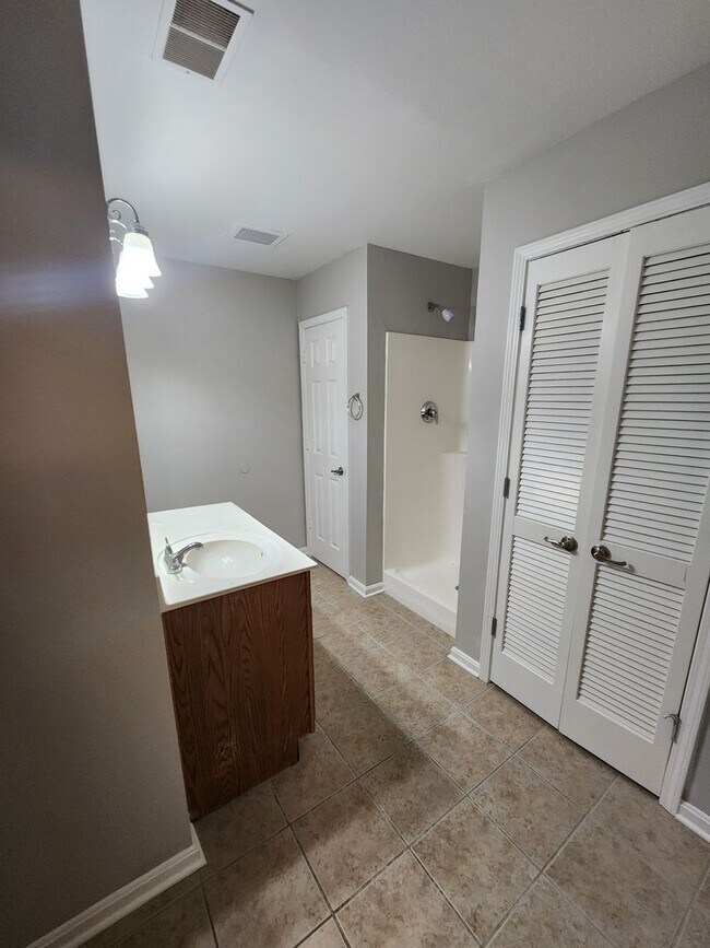 Building Photo - Beautiful 2 bedroom 2 full bath condo close to clubhouse and pool