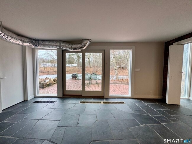 Building Photo - 860 Oakwood Rd