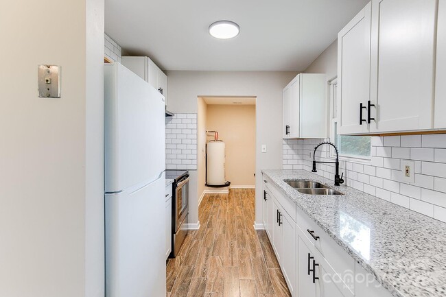 Building Photo - 4027 Bearwood Ave
