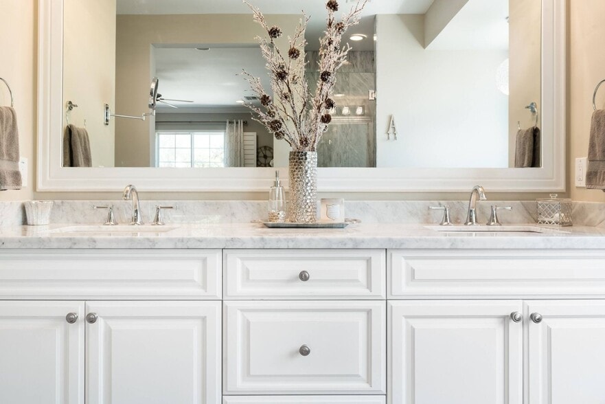 Building Photo - 3706 E Clarendon Ave