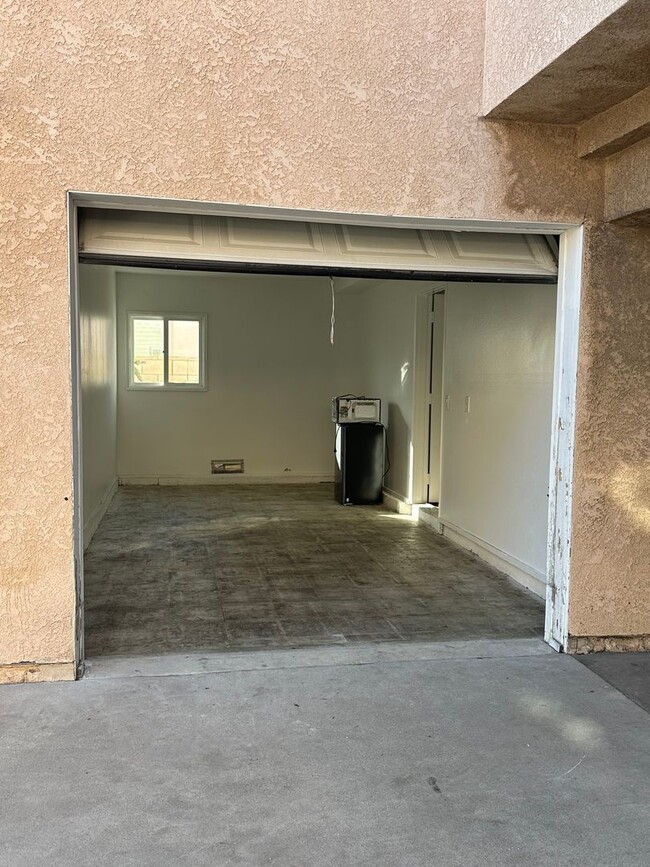 Building Photo - Huntington Beach 3 Bed 3 Bath Apartment