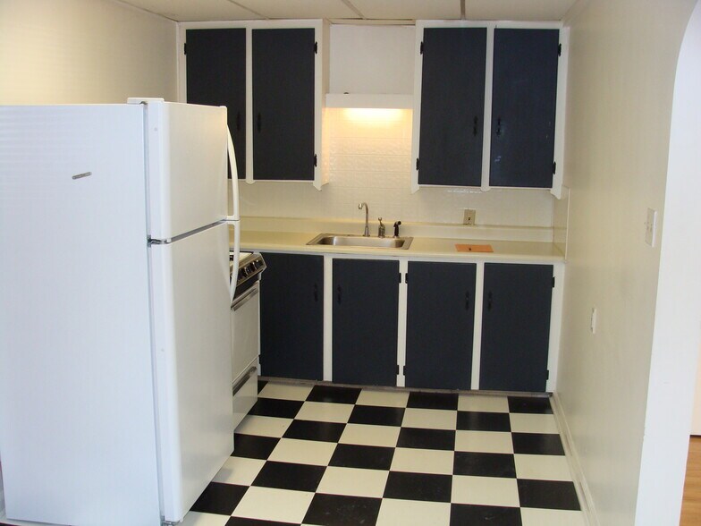 Building Photo - 677 Deer St