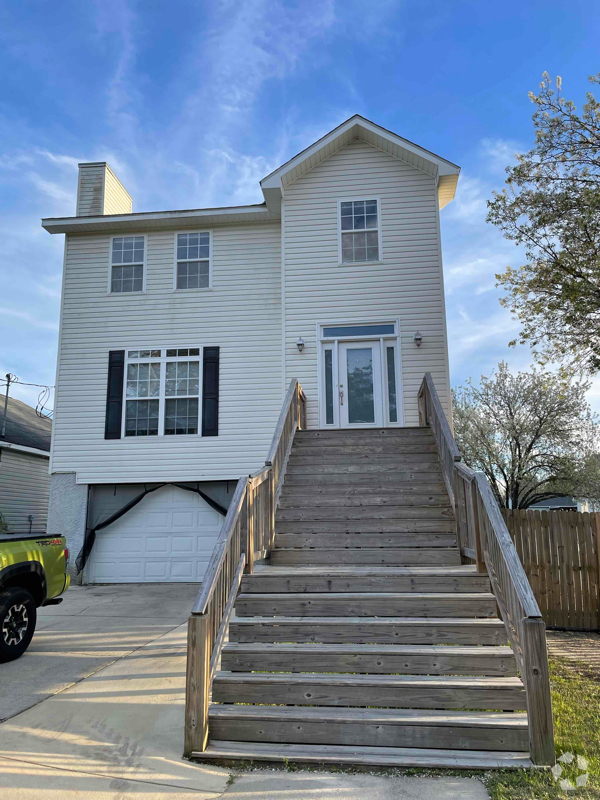 Building Photo - 689 Wildwood Loop