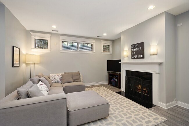 Building Photo - 3814 N Greenview Ave
