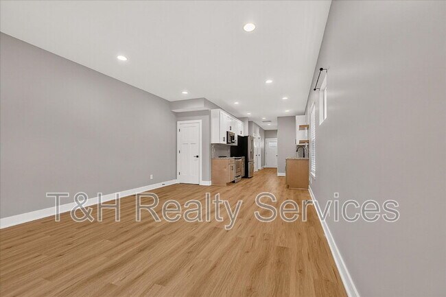 Building Photo - 623 W 39th St