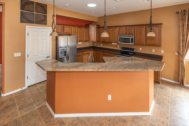 Building Photo - 1141 W Tenniel Dr