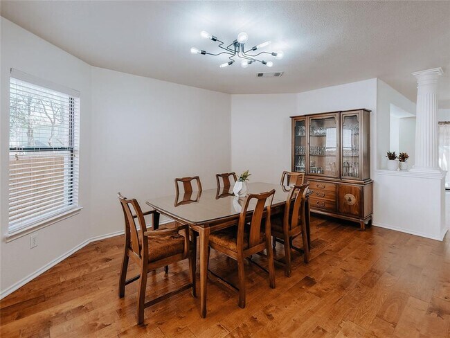 Building Photo - 2010 Carriage Club Dr