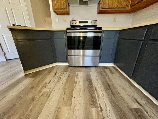 Building Photo - 2 bed 2 bath central location.