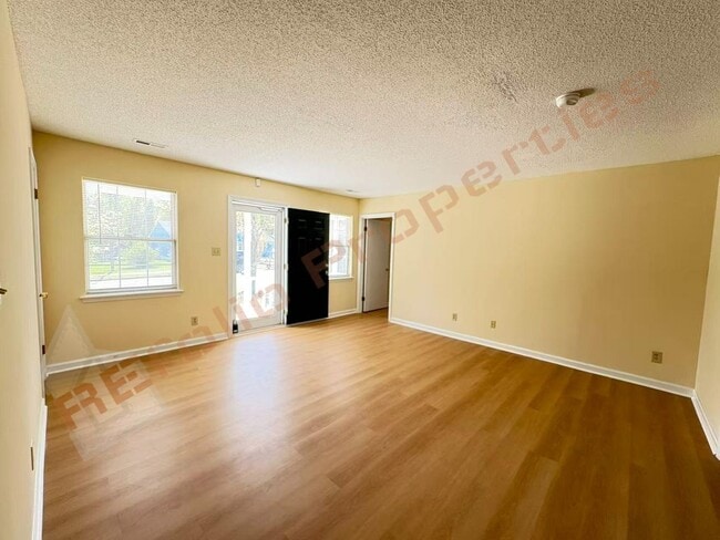 Building Photo - 703 Larchwood Dr