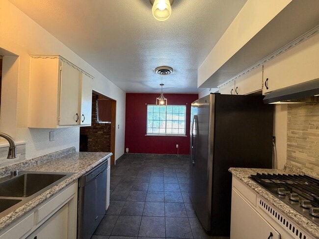 Building Photo - 3 Bedroom 2 Bathroom House on Corner Lot with 2 Car Garage Locate din Irwin Estates