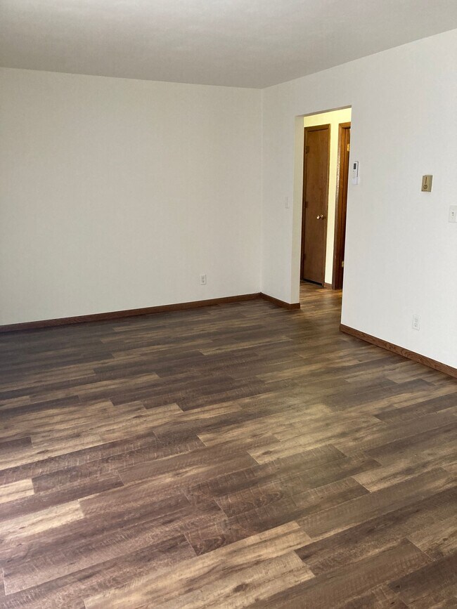 Building Photo - Immaculate Updated 2 Bedroom with 1 Bath w...