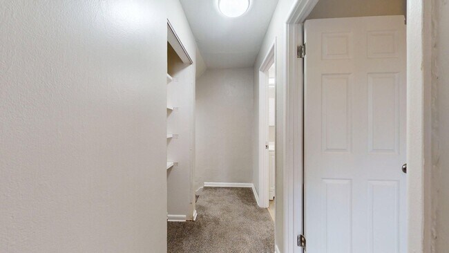 Building Photo - Elyria - updated 2 bedroom/1 bath townhouse.