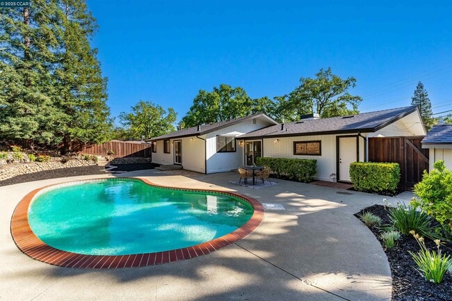 Building Photo - 2424 San Miguel Dr