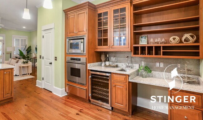 Building Photo - 14 Hayek St