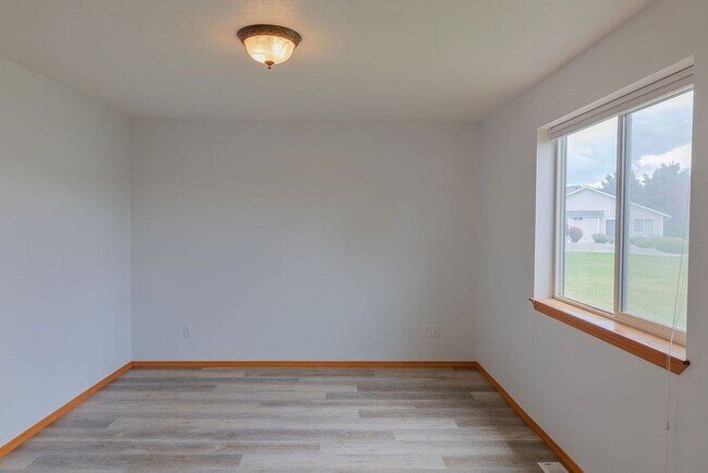 Building Photo - Single Story Home w/ HOA Provided Lawn Services