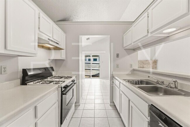 Building Photo - 409 Greenlawn Blvd