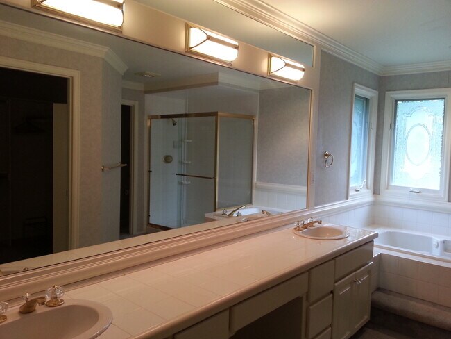 Building Photo - Beautiful Home in Bellevue Lakemont Area