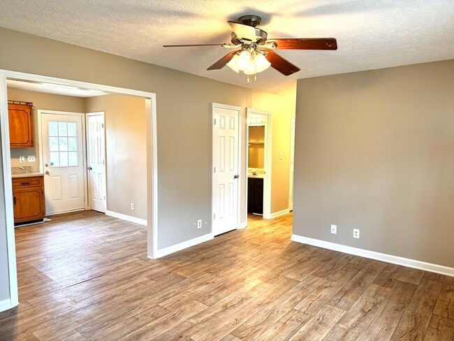 Building Photo - MOVE IN READY!