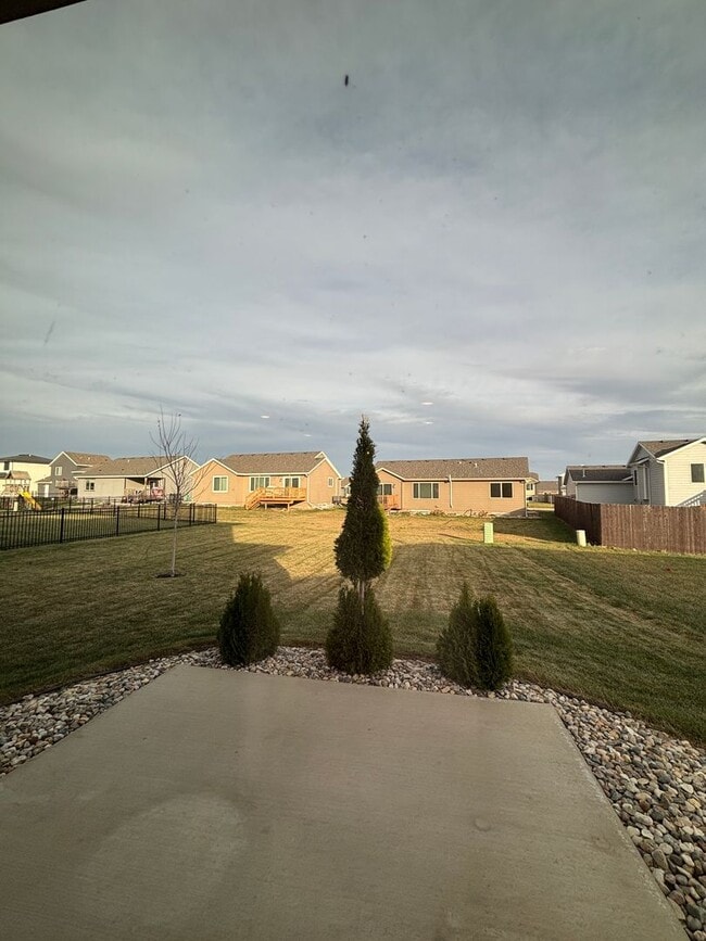 Building Photo - Spacious 3-Bedroom Home