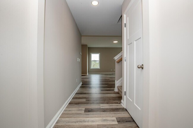 Building Photo - 685 Shaker Dr