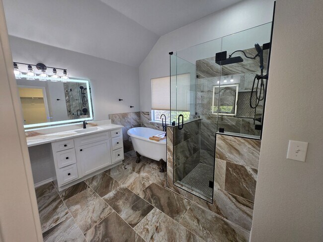 Building Photo - 6116 Thursby Ave