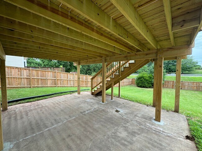 Building Photo - Spacious 5 Bed 3 Bath Home Walking Distanc...