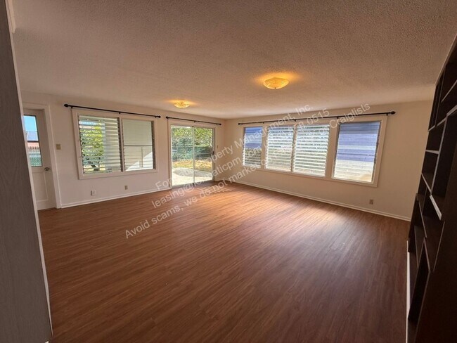 Building Photo - Pet Friendly! -  Beautiful 4-Bedroom, 3-Ba...