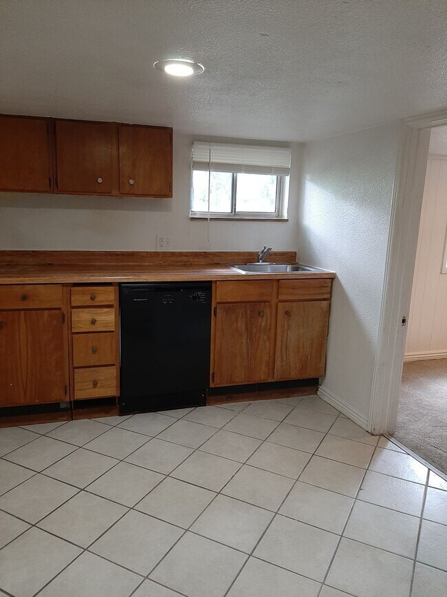 Building Photo - (2006 7th Avenue)