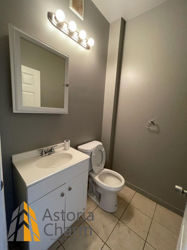 Building Photo - 3 Bedroom 1.5 Bath Spacious Bedrooms on Ashburton Street