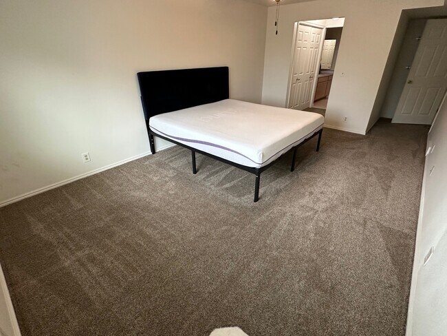 Building Photo - 2244 N Canyon Rd