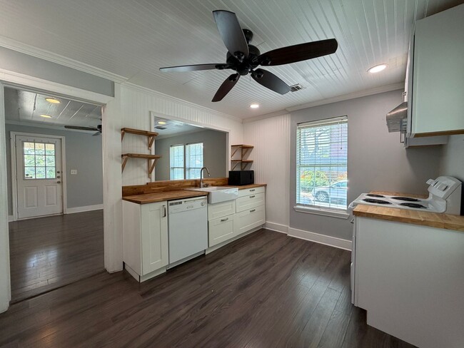 Building Photo - CUTE 2/1 HOME CLOSE TO DOWNTOWN