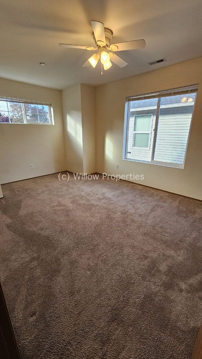 Building Photo - Beautiful NW Landing Home