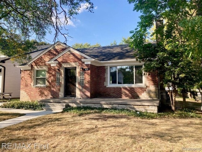 Building Photo - 421 E Farnum Ave