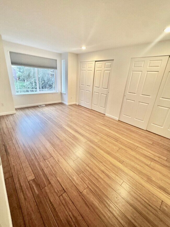 Building Photo - Spacious 2-Bed Townhouse in Seattle’s Greenwood / Phinney Area