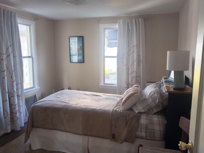 Second bedroom with a single bed. - 2914 Woodlawn Avenue