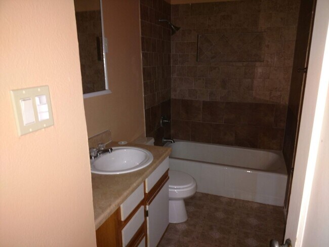 Building Photo - 2610 Azalea St