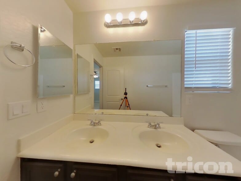 Building Photo - 880 W Busa Dr