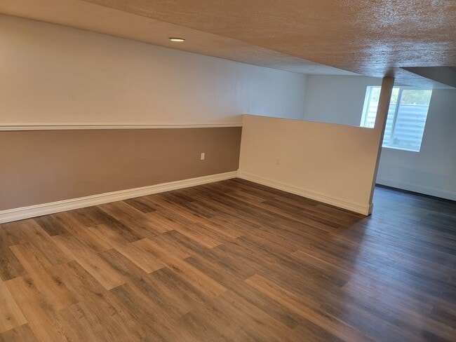 Building Photo - *MOVE IN SPECIAL * 1ST FULL MONTH FREE* Great 3-Bedroom Home IN The Garland District