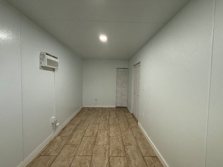 Building Photo - 231 W 41st St